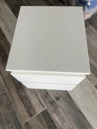 Mesita de noche blanca