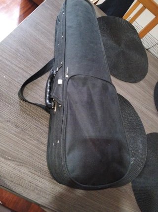 Violín con estuche y arco