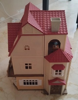 CASA SYLVANIAN FAMILY CON MUCHOS ACCESORIOS.