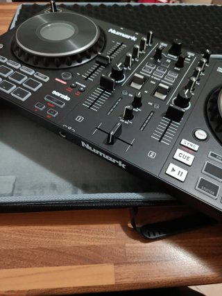Numark Mixtrack Platinum FX Console DJ