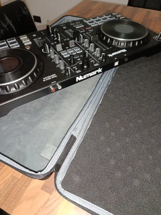 Numark Mixtrack Platinum FX Console DJ