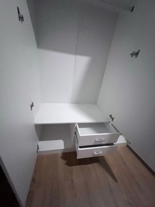 Armario blanco de madera