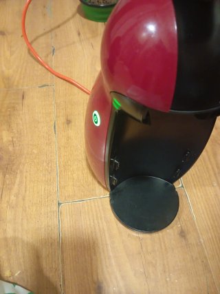 Cafetera Dolce Gusto Roja lefarta el cubo de agua