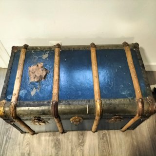 Baúl antiguo azul para restaurar
