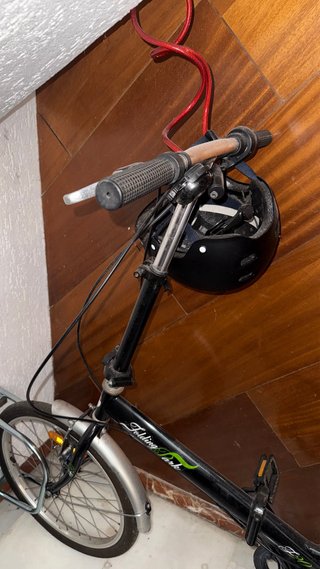 Bicicleta plegable negra con cesta