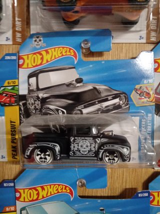Hot Wheels 1/64 Camion Nero Teschio