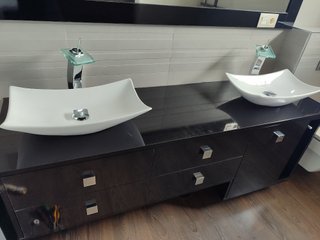 Lavabo sobre encimera moderno con grifo cristal