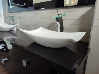Lavabo sobre encimera moderno con grifo cristal