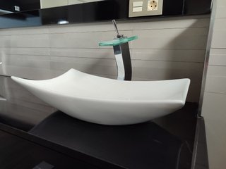 Lavabo sobre encimera moderno con grifo cristal
