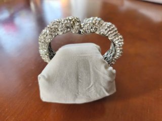 Brazalete de strass plateado