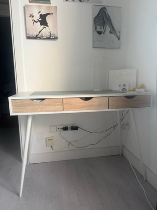 Escritorio blanco y madera