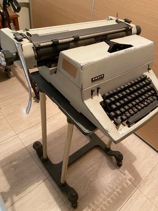 Máquina de escribir FACIT T2 con mesa
