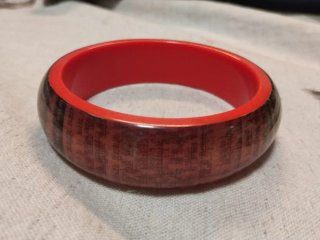 Pulsera naranja y roja con texto