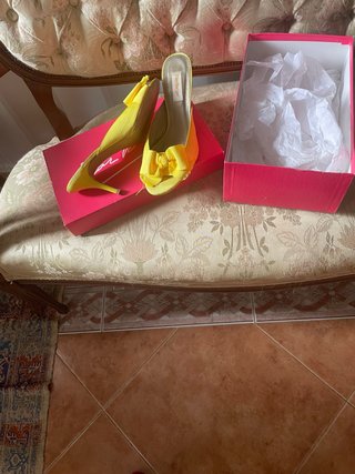 Zapatos de tacón destapados amarillos