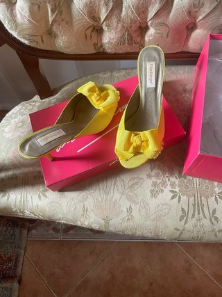 Zapatos de tacón destapados amarillos