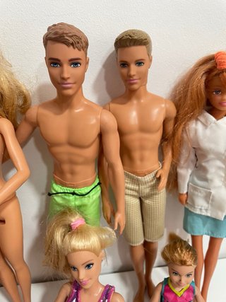 Lote de muñecas Barbie y Ken y mas.