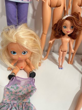 Lote de muñecas Barbie y Ken y mas.