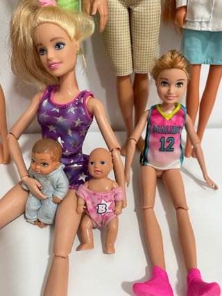 Lote de muñecas Barbie y Ken y mas.