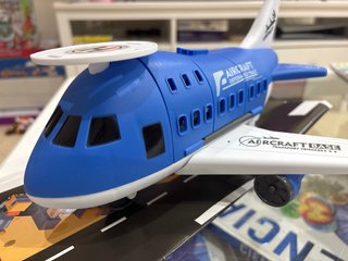 Avión Juguete Transformable en Pista
