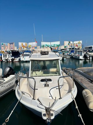 Embarcación 5,75 con motor 90 CV.