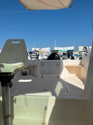 Embarcación 5,75 con motor 90 CV.