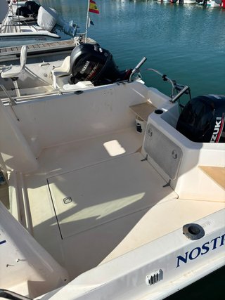 Embarcación 5,75 con motor 90 CV.