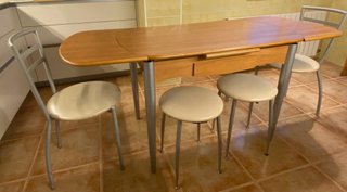 Mesa, 2 sillas y 2 taburetes cocina