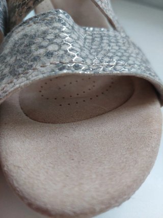 Sandalias Clarks cuña alta verano beige/gris.