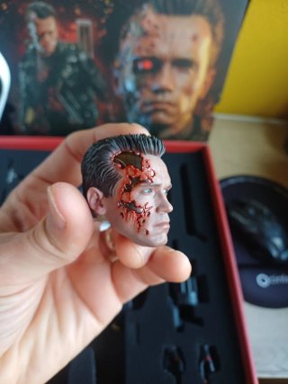 Hot Toys T2 T-800 Figura Dañada Batalla DX46