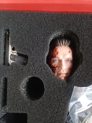 Hot Toys T2 T-800 Figura Dañada Batalla DX46