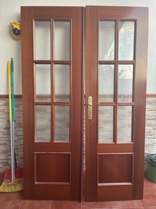 Doble puerta de madera con cristales
