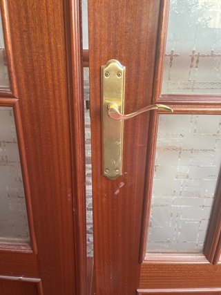 Doble puerta de madera con cristales