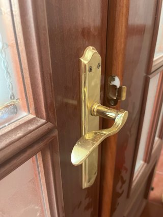 Doble puerta de madera con cristales