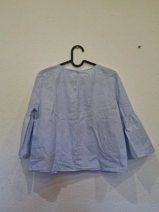 Blusa celeste mangas acampanadas con perlas