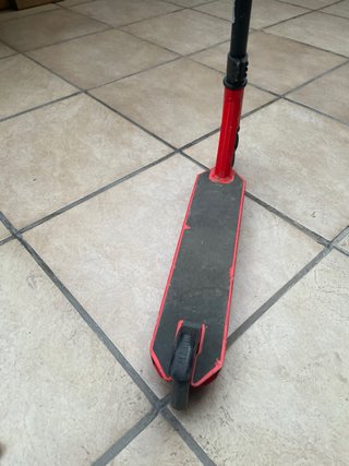 Patinete de saltos rojo y negro