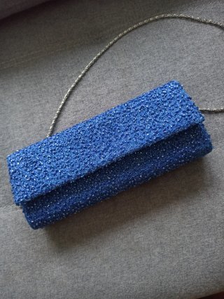 Bolso de fiesta azul con cadena plateada