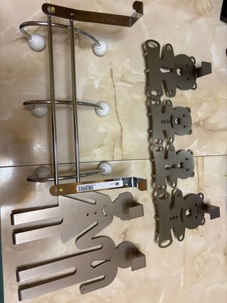 Colgador de puerta de metal plateado.Precio uno.