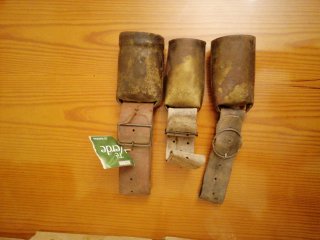 Lote 3 Cencerros Antiguos con Correas de Cuero