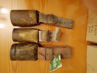 Lote 3 Cencerros Antiguos con Correas de Cuero