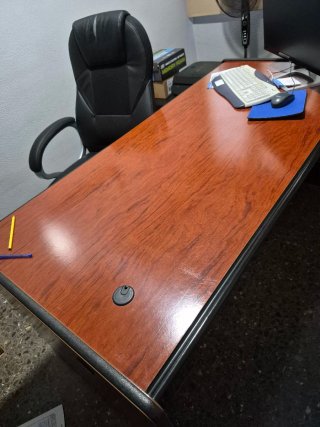 Mesa de despacho madera.