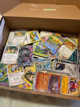 Caja de Cartas Pokémon Variadas