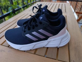 Zapatillas Adidas Negras y Rosas