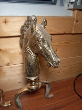 Pareja de cabezas de caballo en bronce