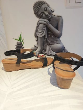 Sandalias mujer negras con adornos