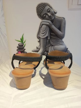 Sandalias mujer negras con adornos