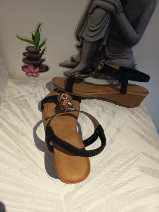 Sandalias mujer negras con adornos