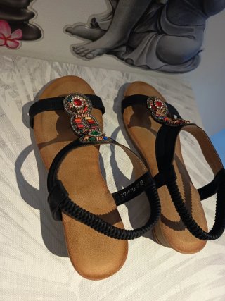 Sandalias mujer negras con adornos