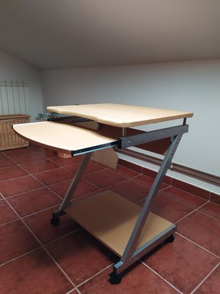 Mesa de ordenador con ruedas