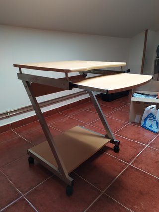 Mesa de ordenador con ruedas