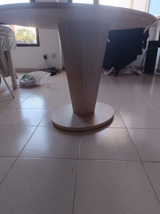 Mesa de comedor redonda beige y gris